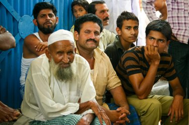 Amroha, Utar Pradeş, Hindistan - 2011: Kimliği belirsiz Hint insanlar