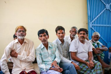 Amroha, Utar Pradeş, Hindistan - 2011: Kimliği belirsiz Hint insanlar