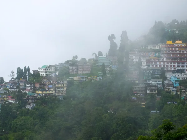 Darjeeling town in fog, India — Stockfoto