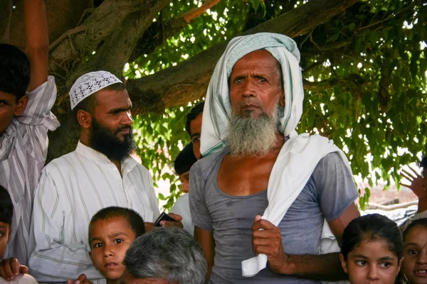 Amroha, Utar Pradeş, Hindistan - 2011: Kimliği belirsiz Hint insanlar