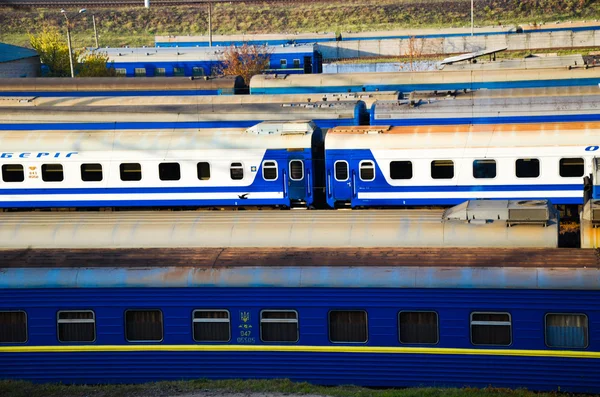Niebieski wagon kolejowy dworzec w mieście — Zdjęcie stockowe