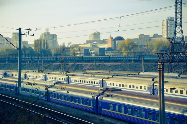 Niebieski wagon kolejowy dworzec w mieście — Zdjęcie stockowe