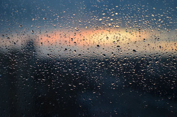 Gotas de chuva em fundo de vidro — Fotografia de Stock
