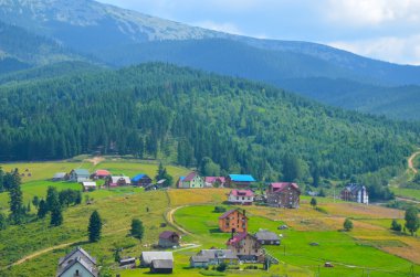 Karpat dağlarında yaz manzarası