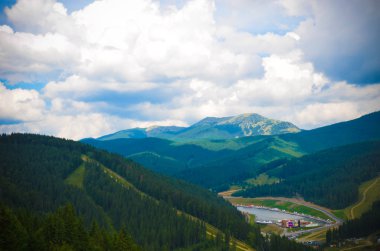 Dağ manzarası ile vadideki bir kasaba