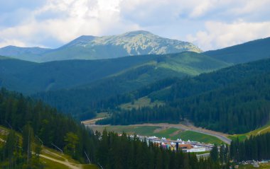 Dağ manzarası ile vadideki bir kasaba