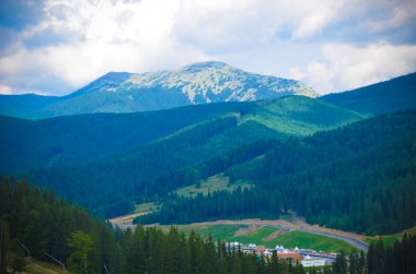 Dağ manzarası ile vadideki bir kasaba
