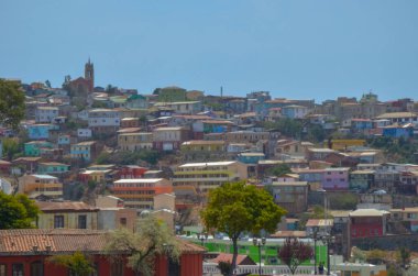 VALPARAISO, Şili - Ocak 2019: Valparaiso renkli evlere bakış