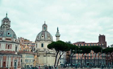 Trajan Sütunu, Katolik kiliseleri ve Piazza Venezia, Roma, İtalya 'daki çam ağaçları
