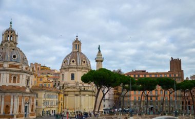 Trajan Sütunu, Katolik kiliseleri ve Piazza Venezia, Roma, İtalya 'daki çam ağaçları