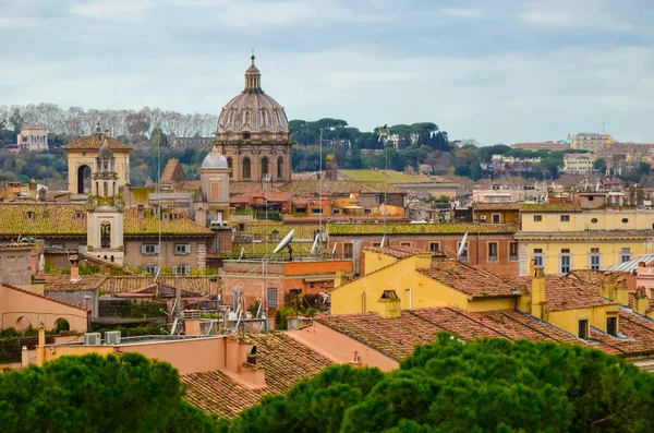 Panorama Římského města se starobylými budovami a stromy — Stock fotografie