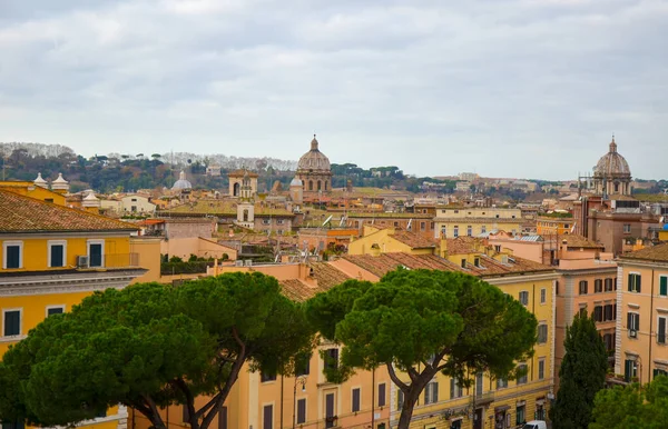 Panorama Římského města se starobylými budovami a stromy — Stock fotografie