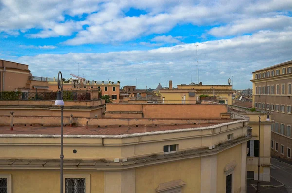 Blick auf die Dächer Roms, Italien mit Straßenlaterne — Stockfoto