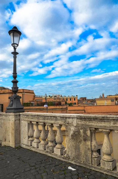 Vista para os telhados de Roma, Itália com luz de rua — Fotografia de Stock