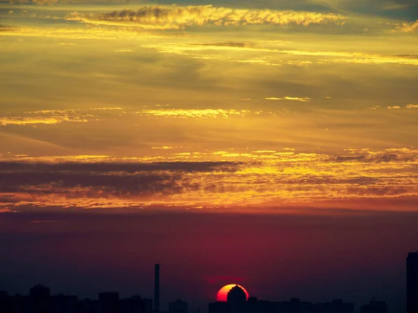 Sun rising over Kyiv city skyline, Ukraine — Stock Photo, Image