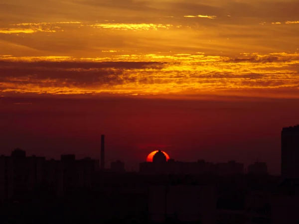 Güneş Ukrayna 'nın başkenti Kyiv üzerinde yükseliyor — Stok fotoğraf