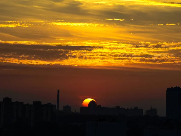 Sun rising over Kyiv city skyline, Ukraine — Stock Photo, Image