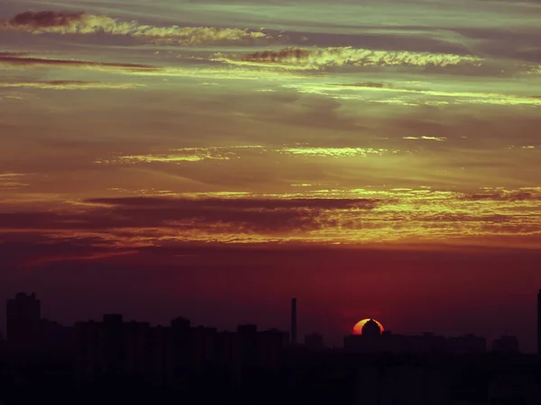 Sun rising over Kyiv city skyline, Ukraine — Stock Photo, Image