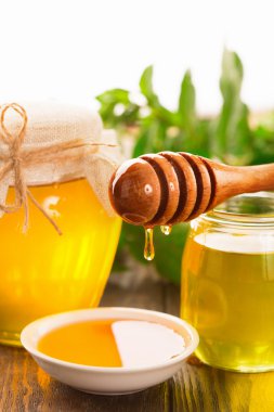 Tam Bal Çömleği ve bal sopa ile yaz çiçek