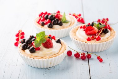 Krema ve taze çilek ile Tartlets
