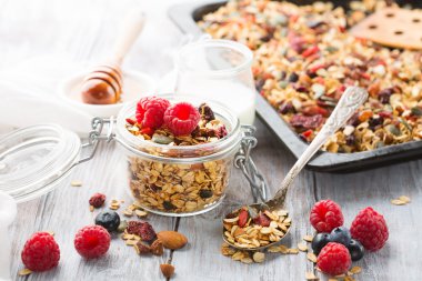 taze çilek ile ev yapımı granola