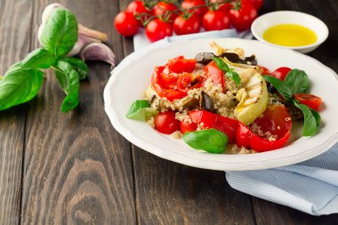 Quinoa salata ızgara sebzeler