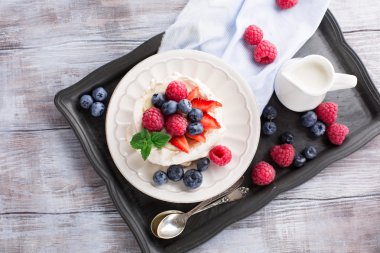 Pavlova kek taze yaz meyveleri ile