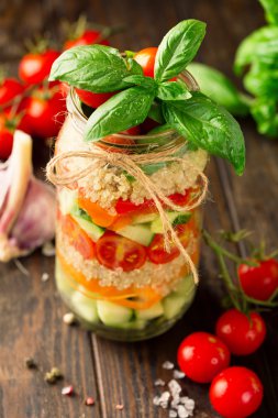 Sebze ve Quinoa ile sağlıklı salata 