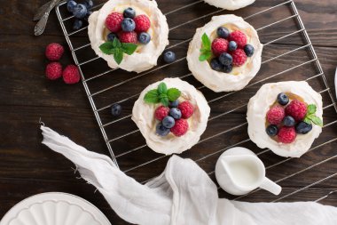 Pavlova kek taze yaz meyveleri ile