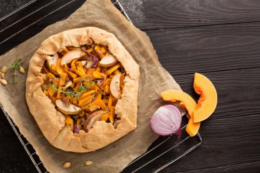 Kabak, elma ve peynir ile Crostata