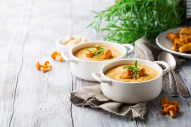 Chanterelles ve otlar ile Çorba
