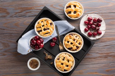 Taze çilek ile ev yapımı vişneli turta