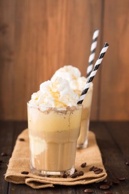 Buzlu kahve şanti süt ve karamelli dondurma