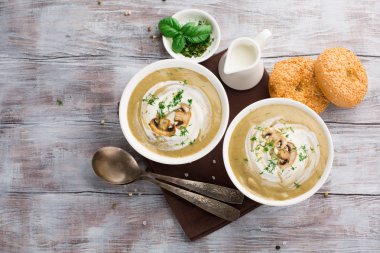 bir tabloda kremalı mantar çorbası