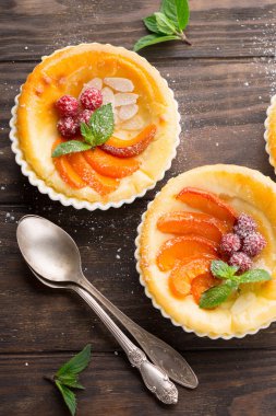 Süzme peynir ve taze meyve ile Tartlets