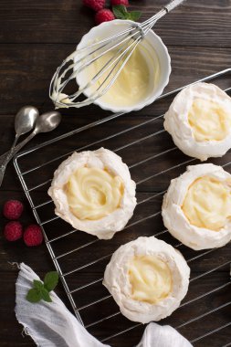 Pavlova kek taze yaz meyveleri ile