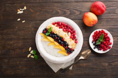 Sütlaç taze meyve ile