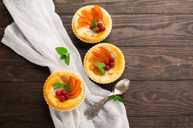 Süzme peynir ve taze meyve ile Tartlets