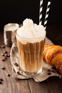 Kruvasan ile buzlu kahve