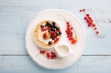 Krema ve taze çilek ile Tartlets