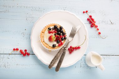 Krema ve taze çilek ile Tartlets