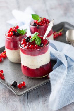 Berry ve chia tohumu smoothies