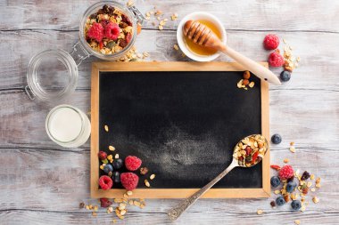 taze çilek ile ev yapımı granola