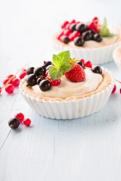 Tartaletas con crema y bayas frescas —  Fotos de Stock