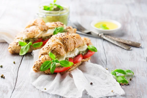 Wholegrain croissants with mozzarella, tomato and pesto — Stockfoto