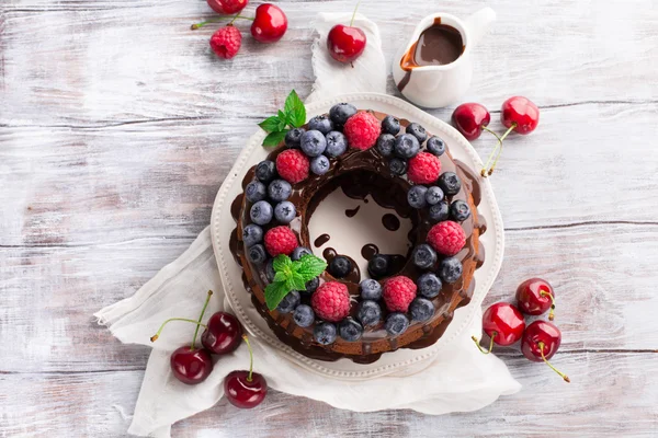 Yaz meyveleri ile çikolatalı kek — Stok fotoğraf