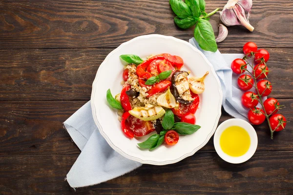 Quinoa salade met gegrilde groenten — Stockfoto