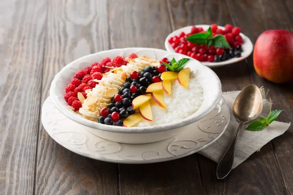 Milchreis mit frischen Früchten — Stockfoto