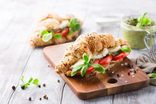 Vollkorn-Croissants mit Mozzarella, Tomaten und Pesto — Stockfoto