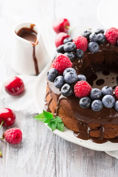 Yaz meyveleri ile çikolatalı kek